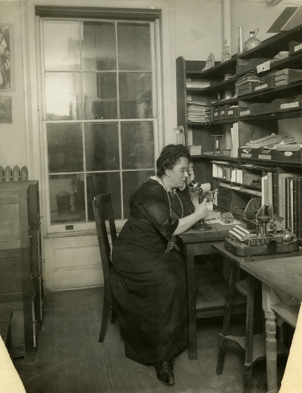 Beals in ihrem Studio, ca. 1912-18 von Jessie Tarbox Beals