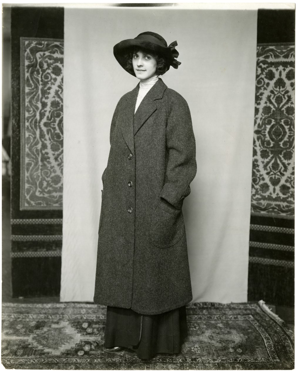 Grauer Mantel, Arnold & Constable, ca. 1905-18 von Jessie Tarbox Beals