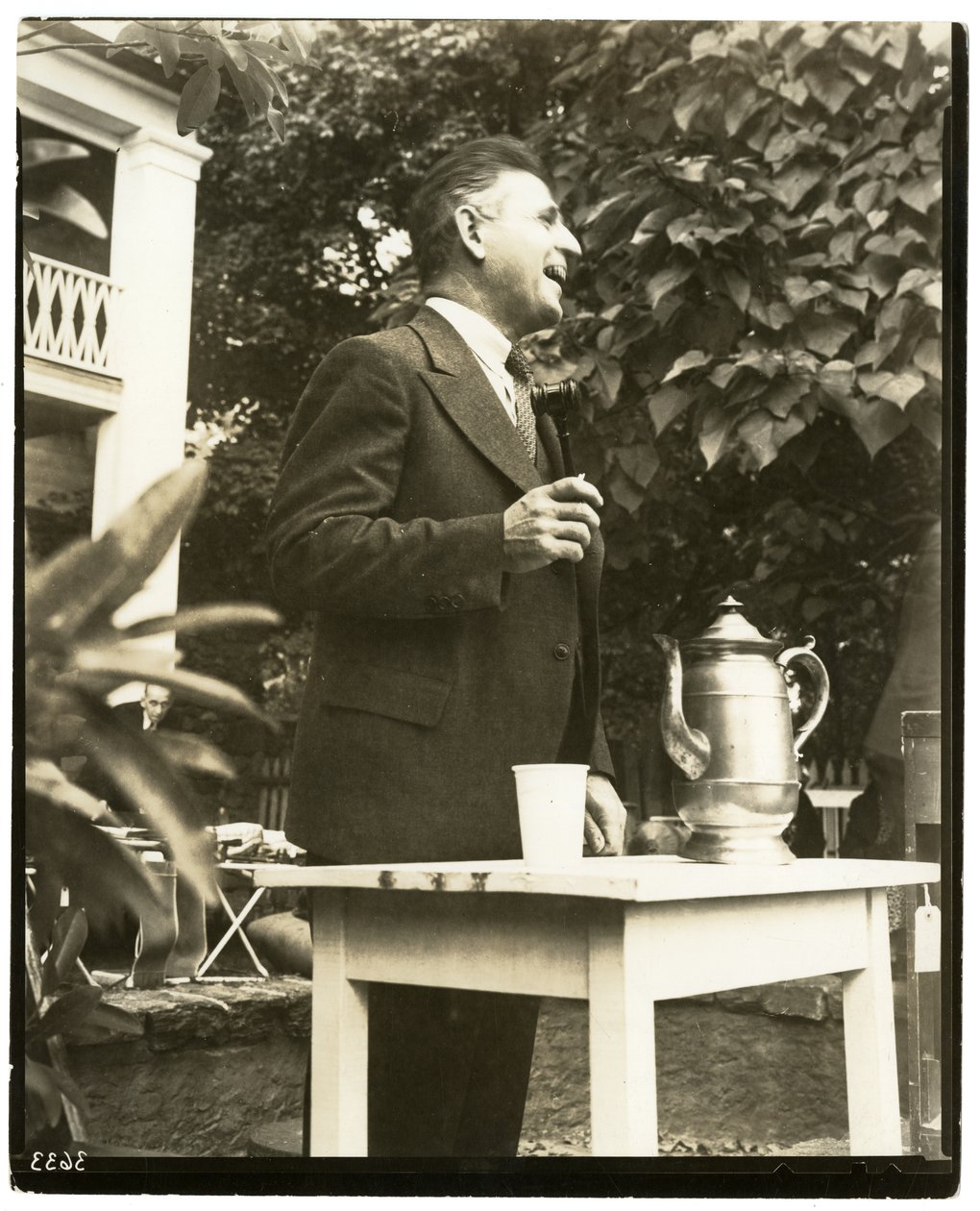 John W. Mitchell, berühmter Auktionator, Landauktion in Greenwich, Conn oder Weston, Conn von Jessie Tarbox Beals
