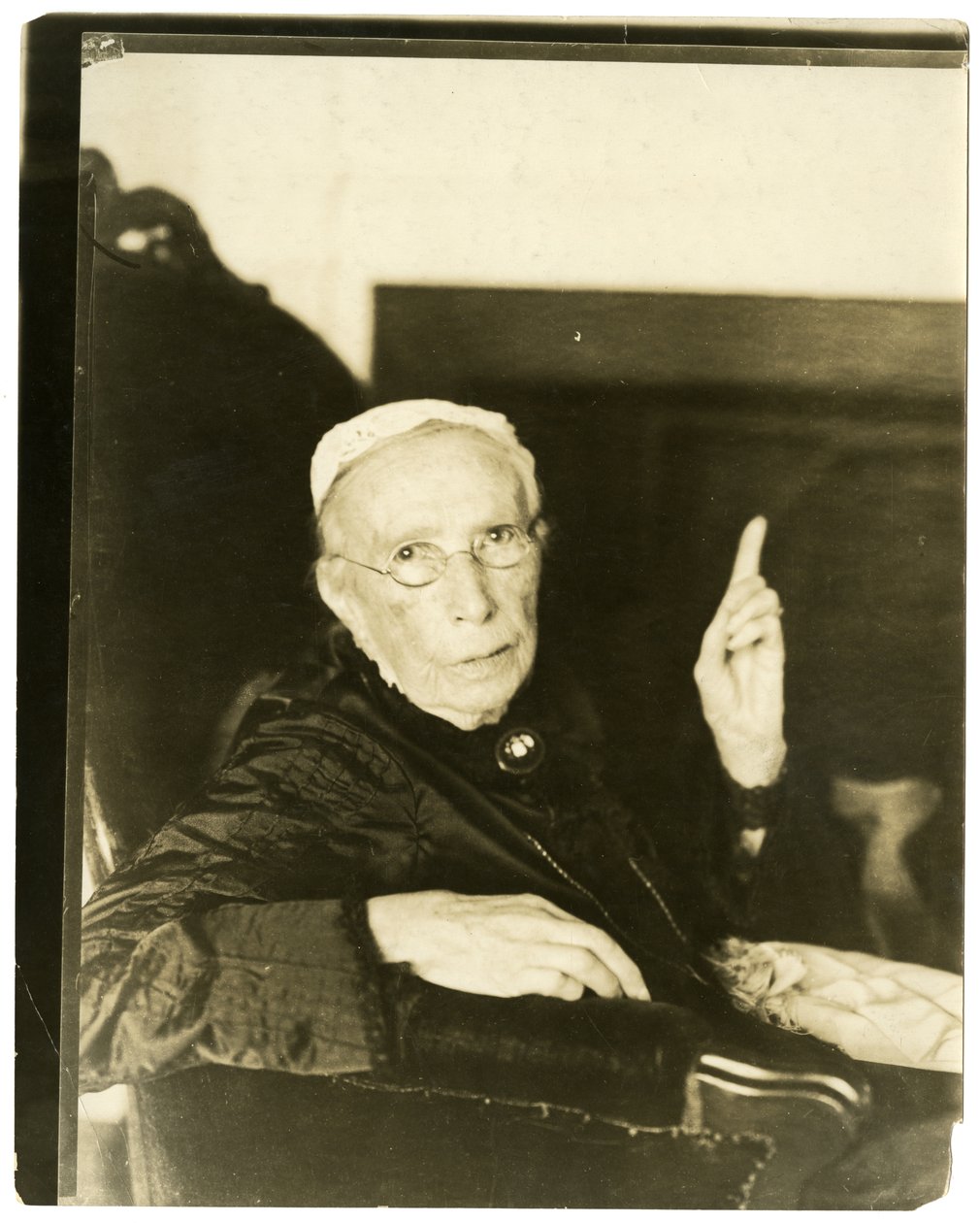 Mrs Mary Moore, Brookline, Mass, 91 Jahre alt, rezitiert Ballade von Jessie Tarbox Beals