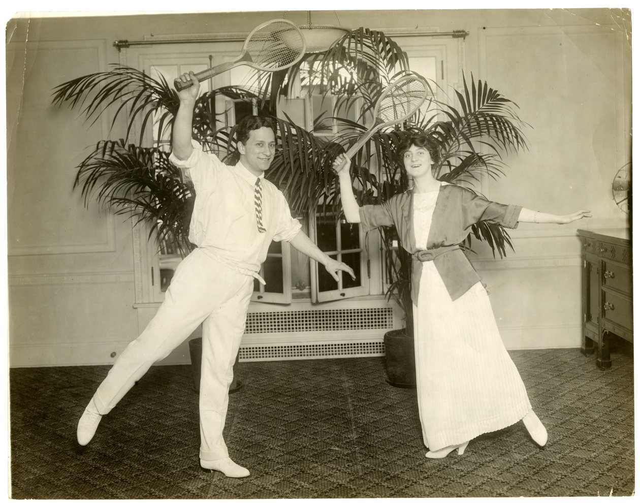 Neue Pariser Tänzer Señor Sebastian & Mme Mann - sie tanzten bei der Eröffnung des Albemarle Hoffman Roof Garden von Jessie Tarbox Beals