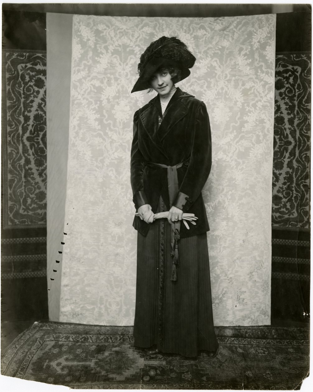 Roter Samtanzug mit Faltenrock, Arnold & Constable, ca. 1905-18 von Jessie Tarbox Beals