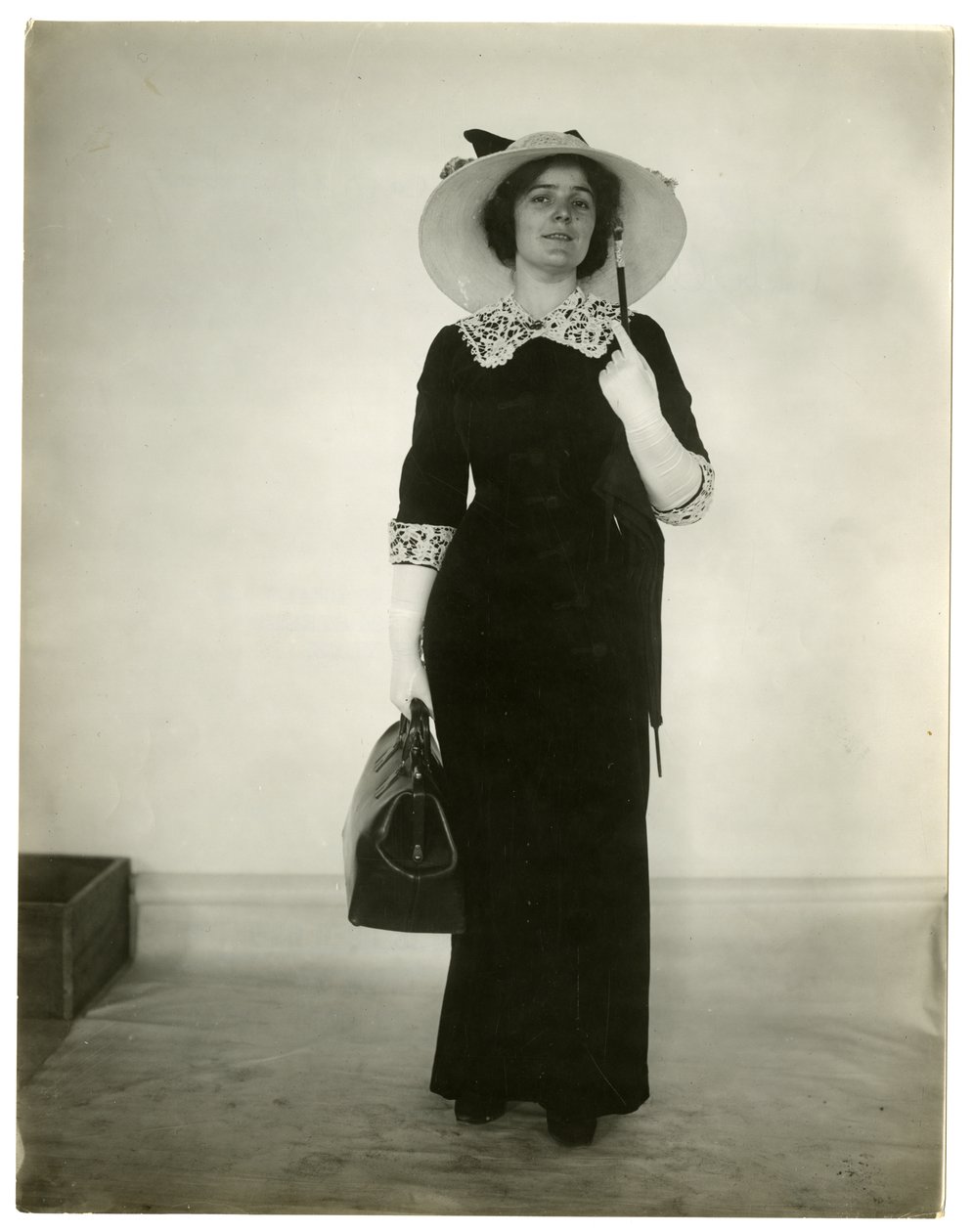 Richtige Art, eine Tasche und einen Regenschirm zu tragen, um 1905-18 von Jessie Tarbox Beals