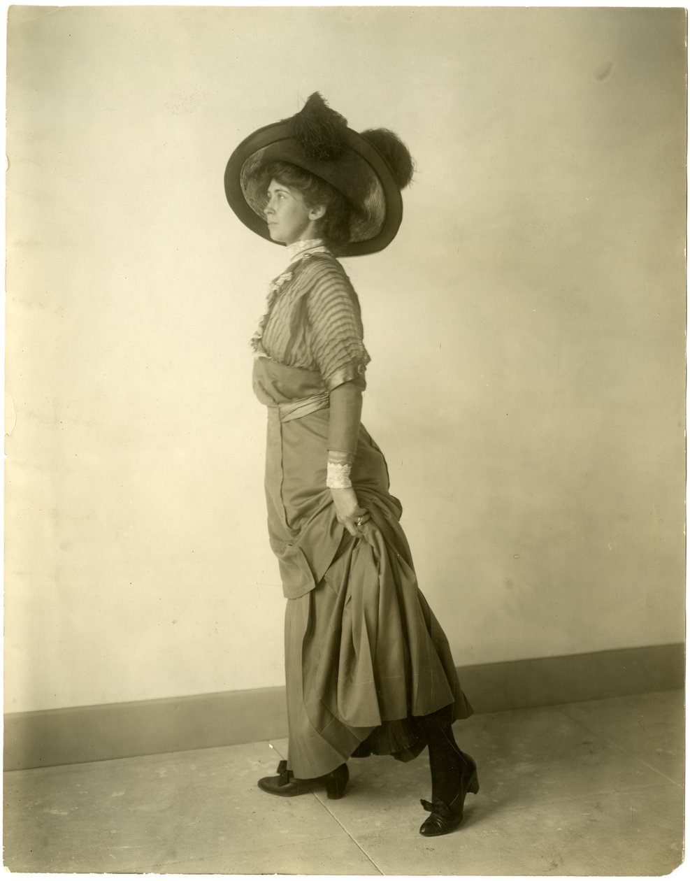 Modell mit Federhut, ca. 1905-18 von Jessie Tarbox Beals