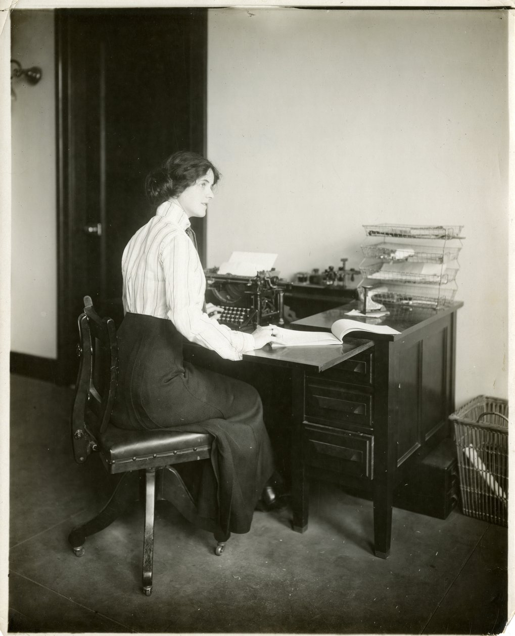 Modell mit Schreibmaschine, ca. 1905-18 von Jessie Tarbox Beals
