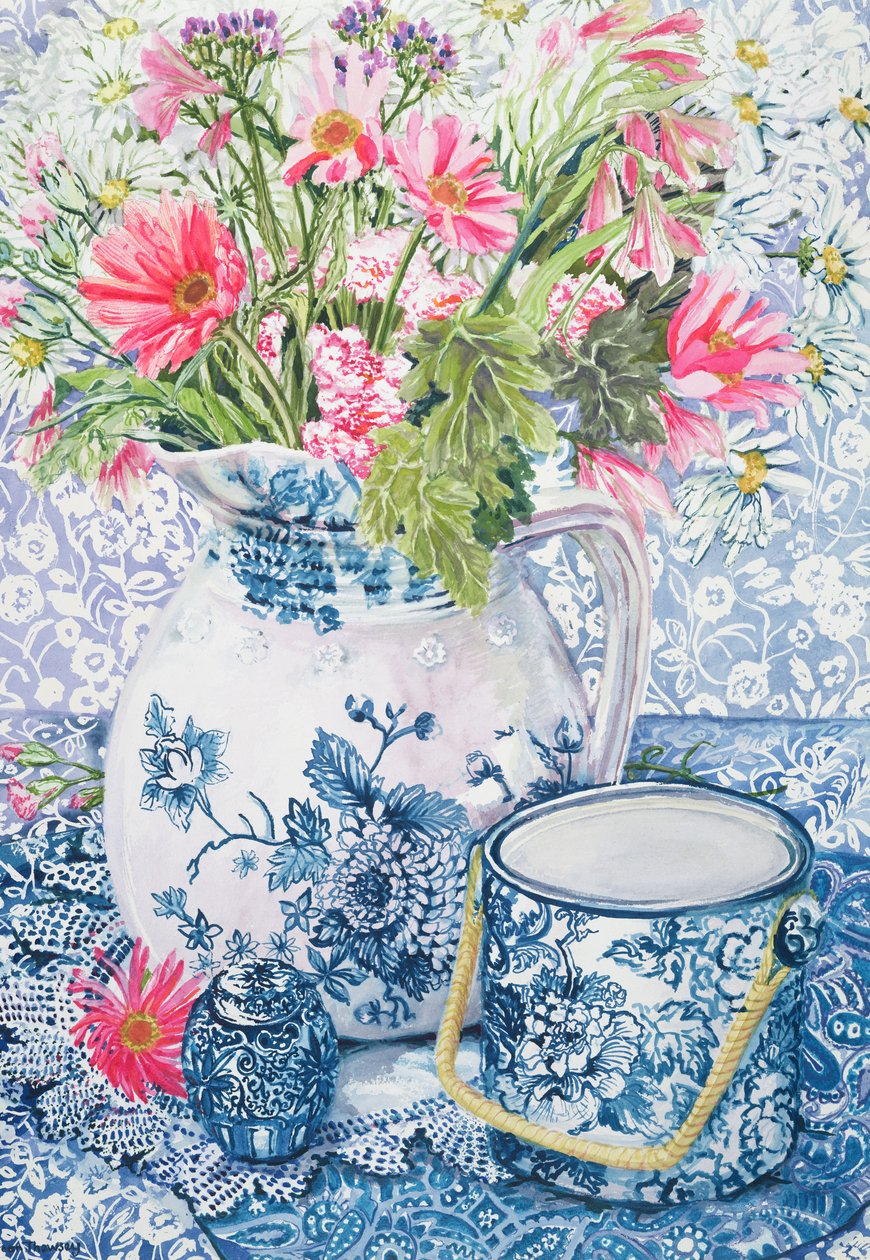Gerberas in einem Coalport-Krug mit blauen Töpfen von Joan Thewsey