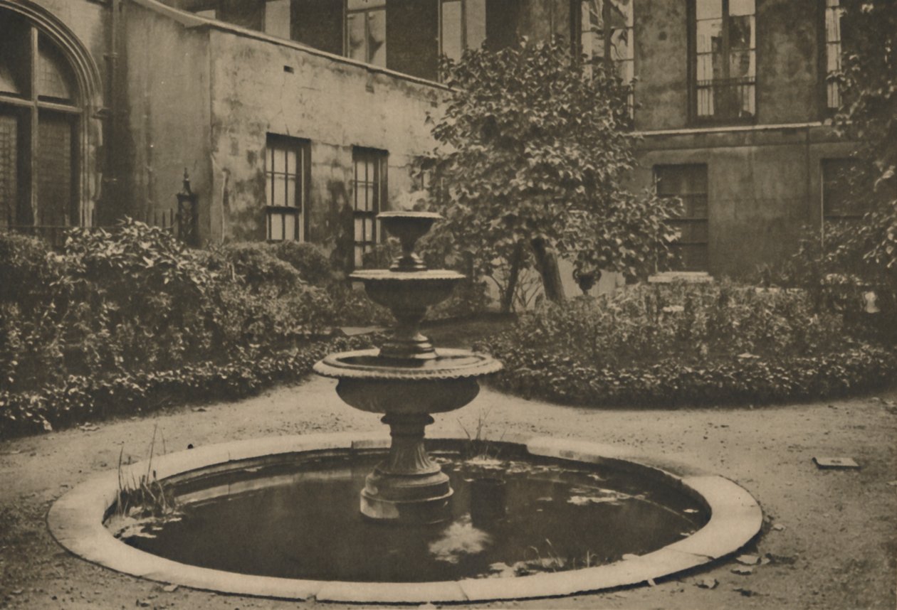 Alter Maulbeerbaum und Brunnen im Garten der Drapers Hall, ca. 1935 von Joel