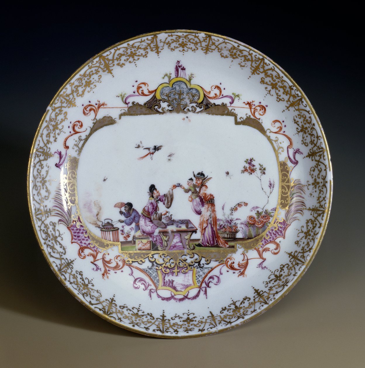 Deutsche Kunst: Meißener Porzellan. Chinoiserie, die asiatische Charaktere beim Teetrinken darstellt. Untertasse dekoriert von Johann Gregor Hoeroldt (oder Herold 1696-1775), um 1730. von Johann Gregor Herold