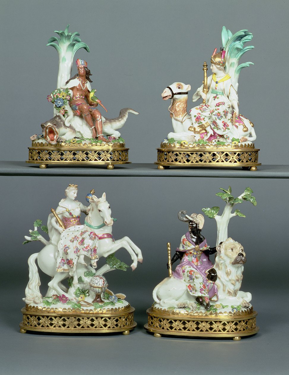 Vier Meißner Gruppen, die die vier Kontinente darstellen, montiert mit Louis XVI Ormolu, modelliert von Johann Joachim Kandler, Mitte des 18. Jahrhunderts von Johann Joachim Kaendler