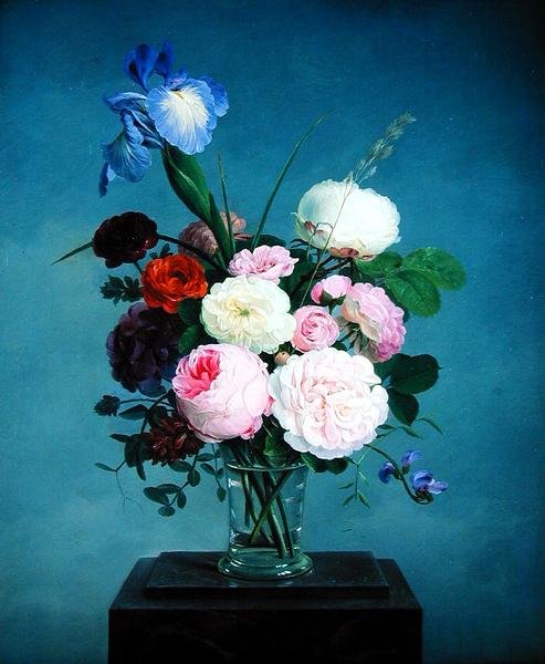 Rosen und eine Iris in einer Glasvase auf einem Marmorsockel von Johannes Ludwig Camradt