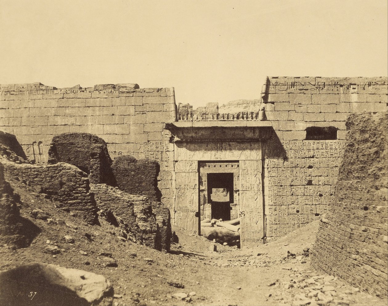 Médinet-Habou, Palast von Ramses Mériamun, Eingang zum zweiten Hof von John Beasly Greene
