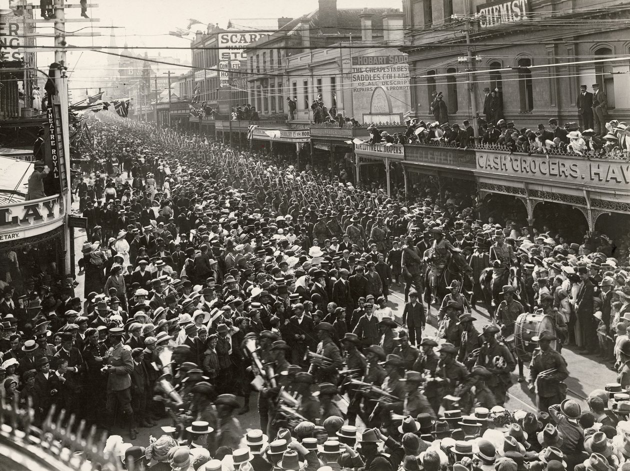 Das 12. Bataillon, AIF, marschiert durch die Stadt vor dem Einsatz im Ausland, Hobart, Tasmanien, 14. Oktober 1914 von John Beattie