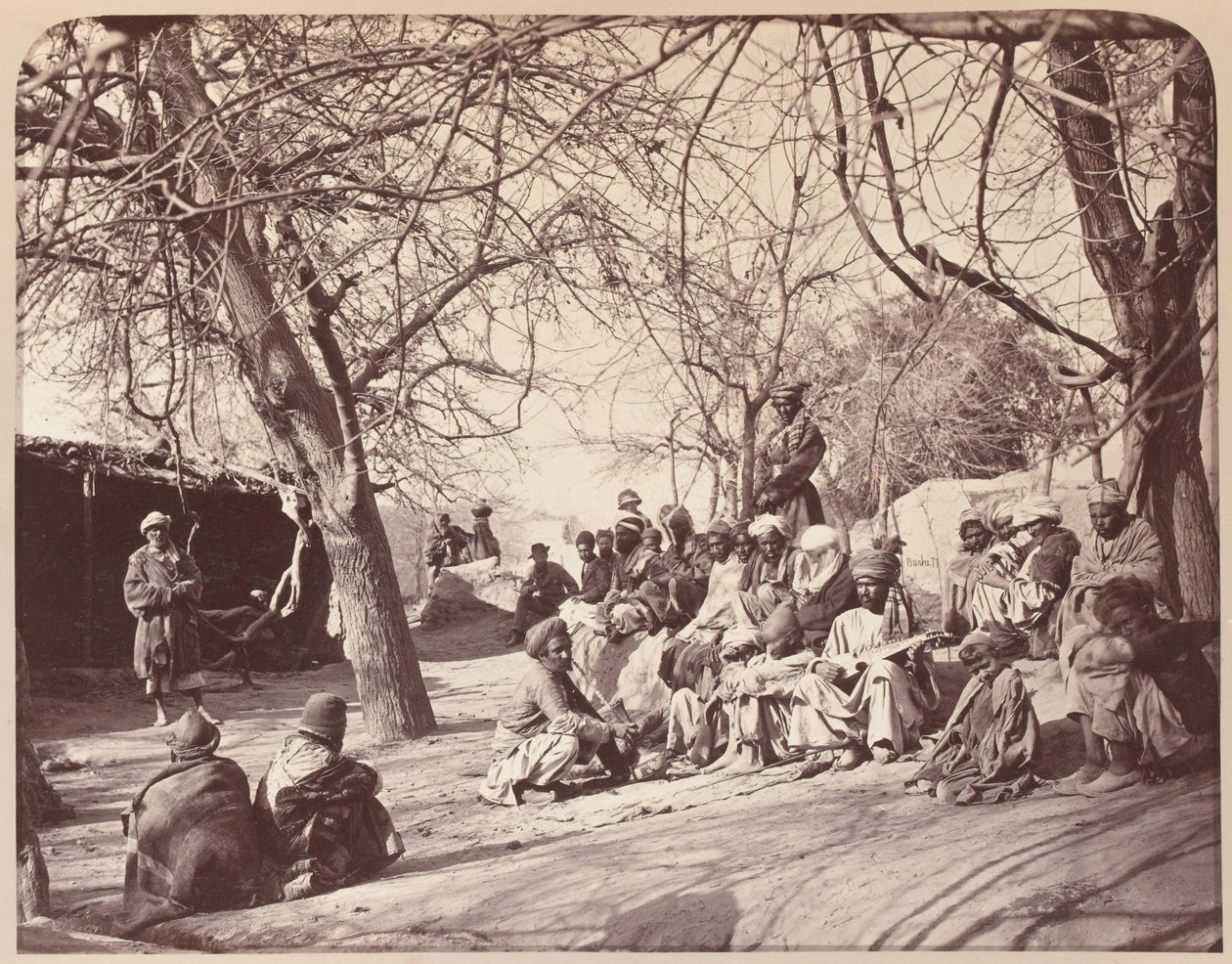 Eine Straßenszene in der Stadt Jalalabad, 1878 von John Burke