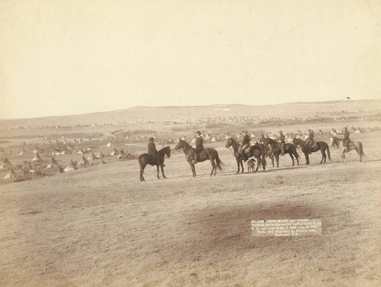 Gen. Miles und Stab betrachten das größte feindliche Indianerlager in den USA, nahe Pine Ridge von John C. H. Grabill