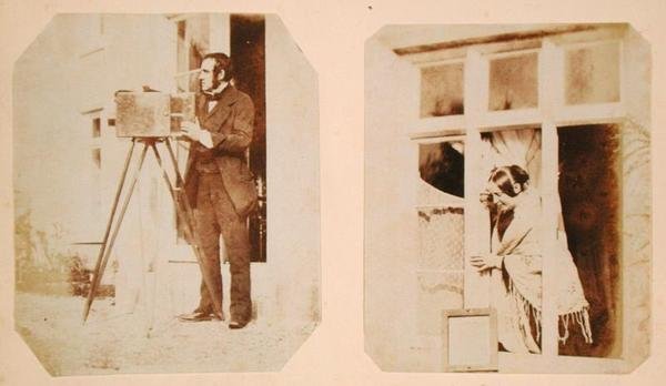 Selbstporträt links und Emma Thomasina Llewelyn (1808-81) druckt ein Papiernegativ in der Sonne rechts von John Dillwyn Llewelyn