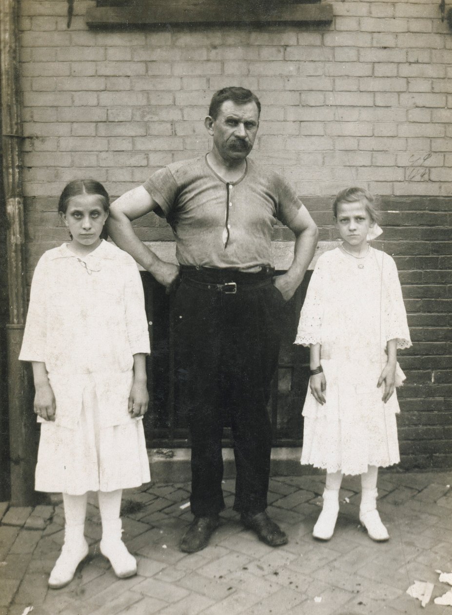 Ein Arbeiter und seine Töchter, Kensington, Philadelphia von John Frank Keith