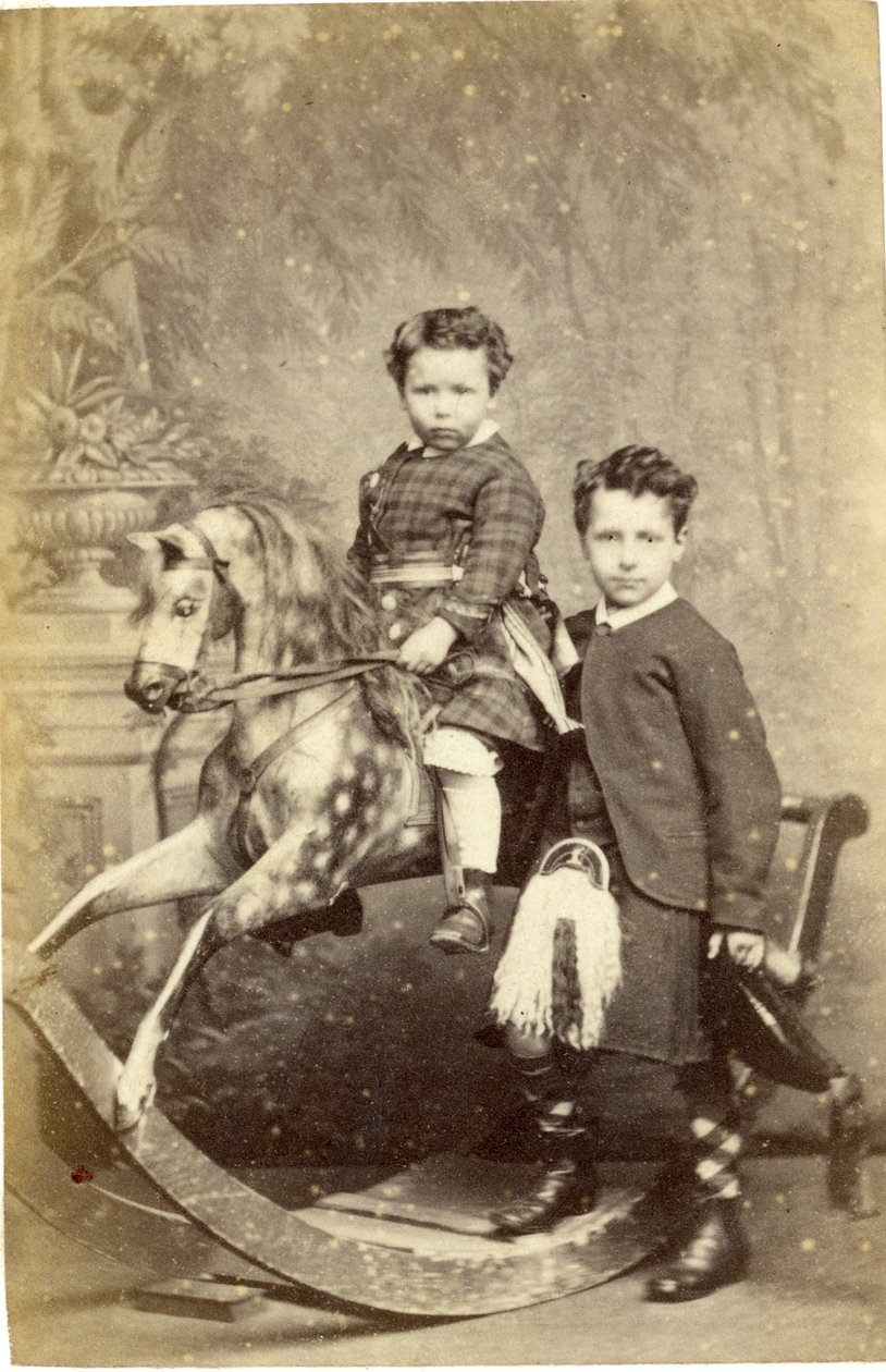 Mädchen auf Schaukelpferd mit Junge im Kilt stehend, 1860er Jahre von John Horsburgh