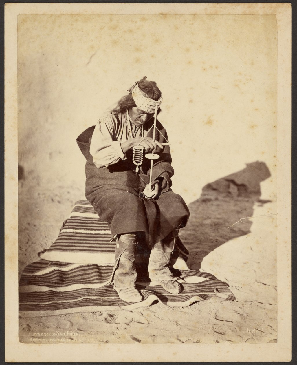 Der Gouverneur von San Felipe zeigt die Verwendung eines Bohrers von John K. Hillers