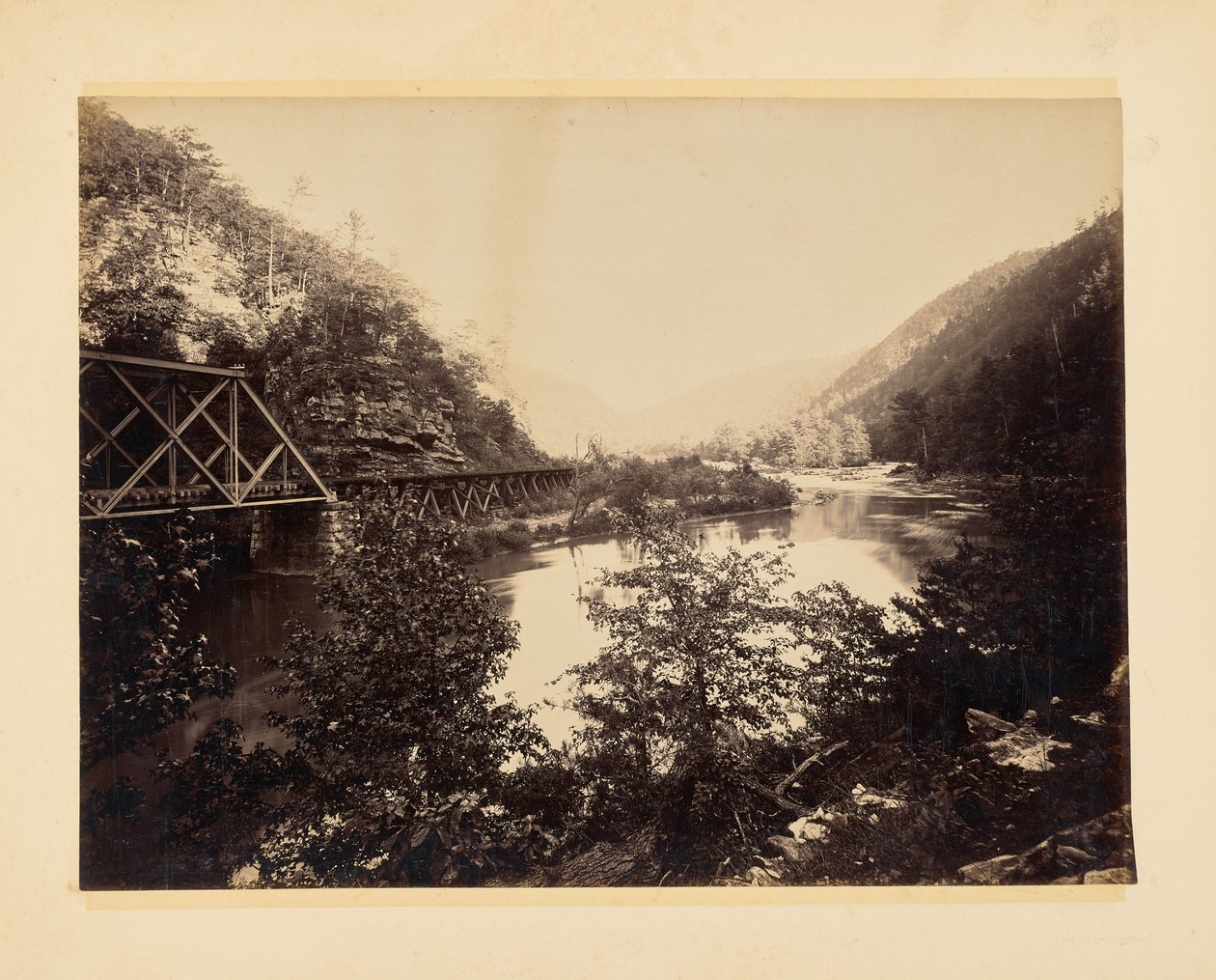 [Eisenbahnschienen und Fluss] von John K. Hillers