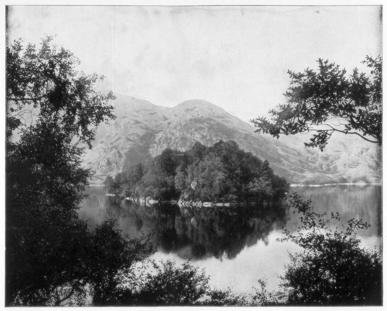 Ellens Insel, Loch Katrine, Schottland, spätes 19. Jahrhundert von John L. Stoddard