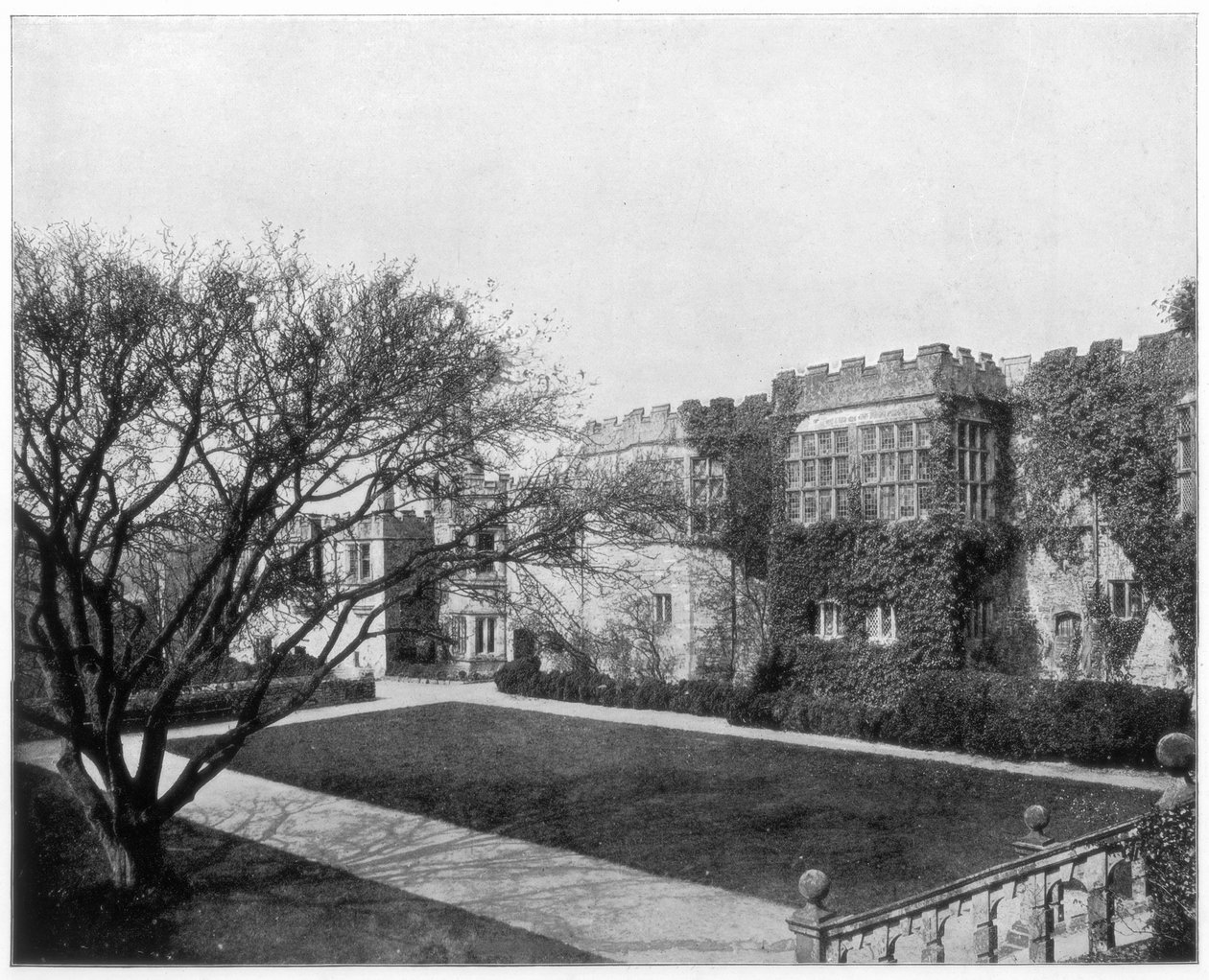 Haddon Hall bei Bakewell, Derbyshire, England, Ende 19. Jahrhundert von John L. Stoddard