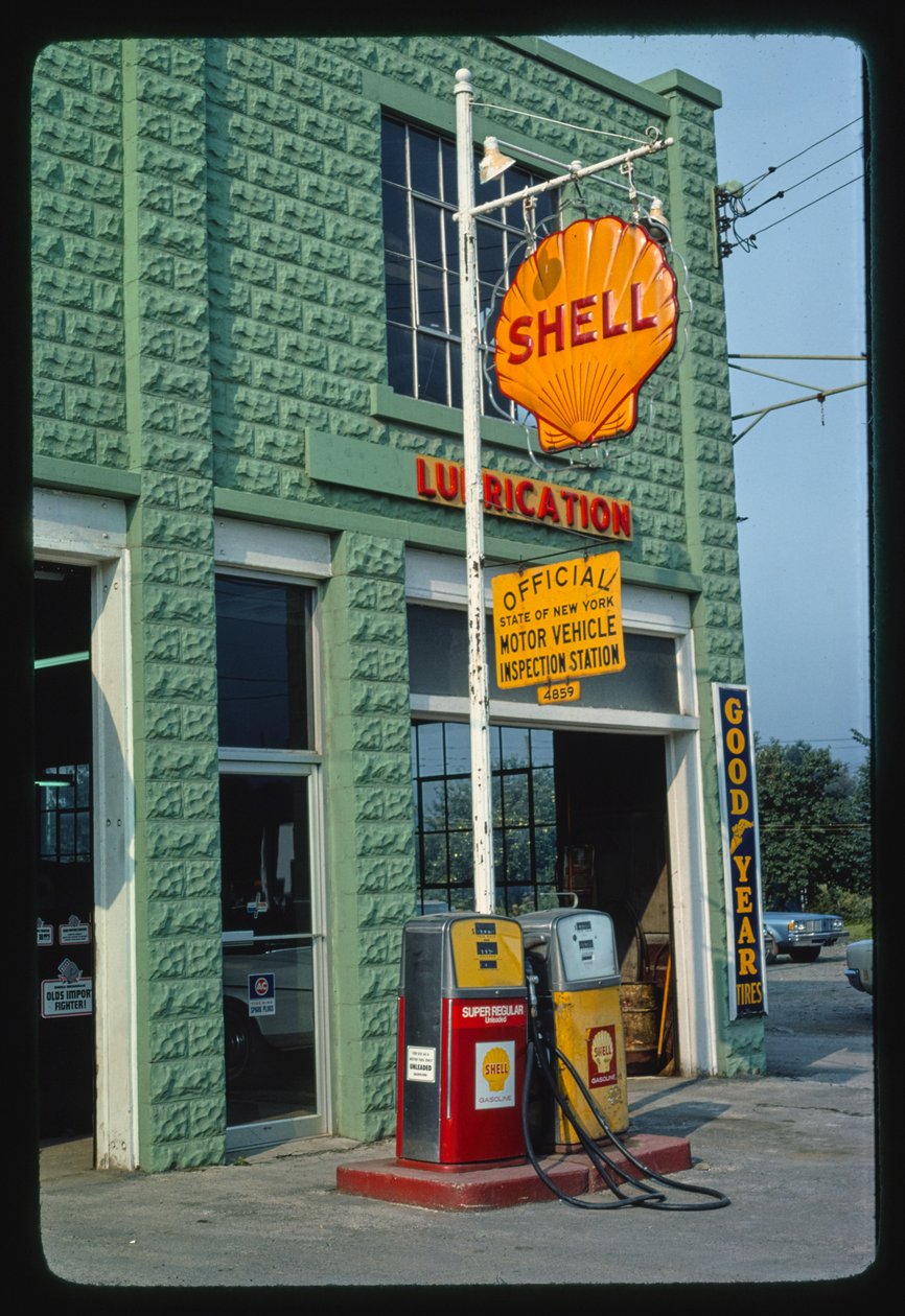 Shell Tankstelle, Delaware Street, Walton, New York, USA von John Margolies