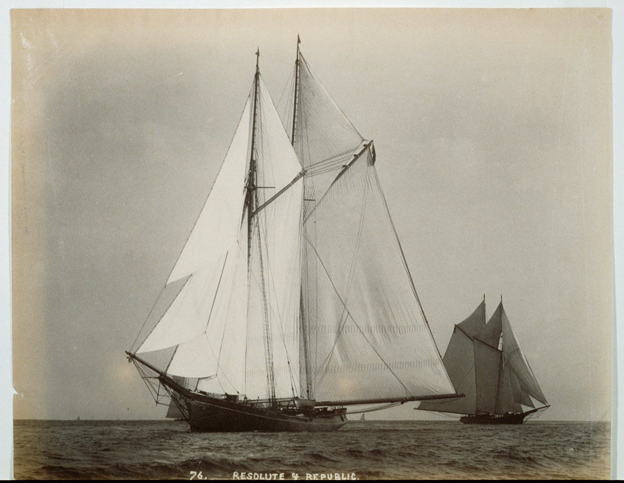 Die Schoner-Yachten RESOLUTE und REPUBLIC, wahrscheinlich 1890er von John S. Johnston