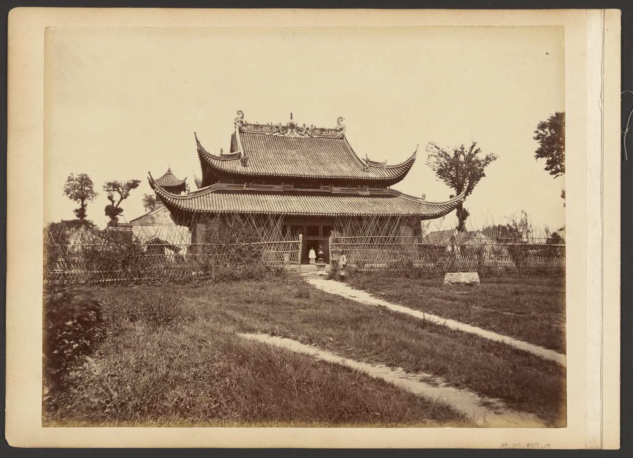 [Eingezäunter Tempel] von John Thomson