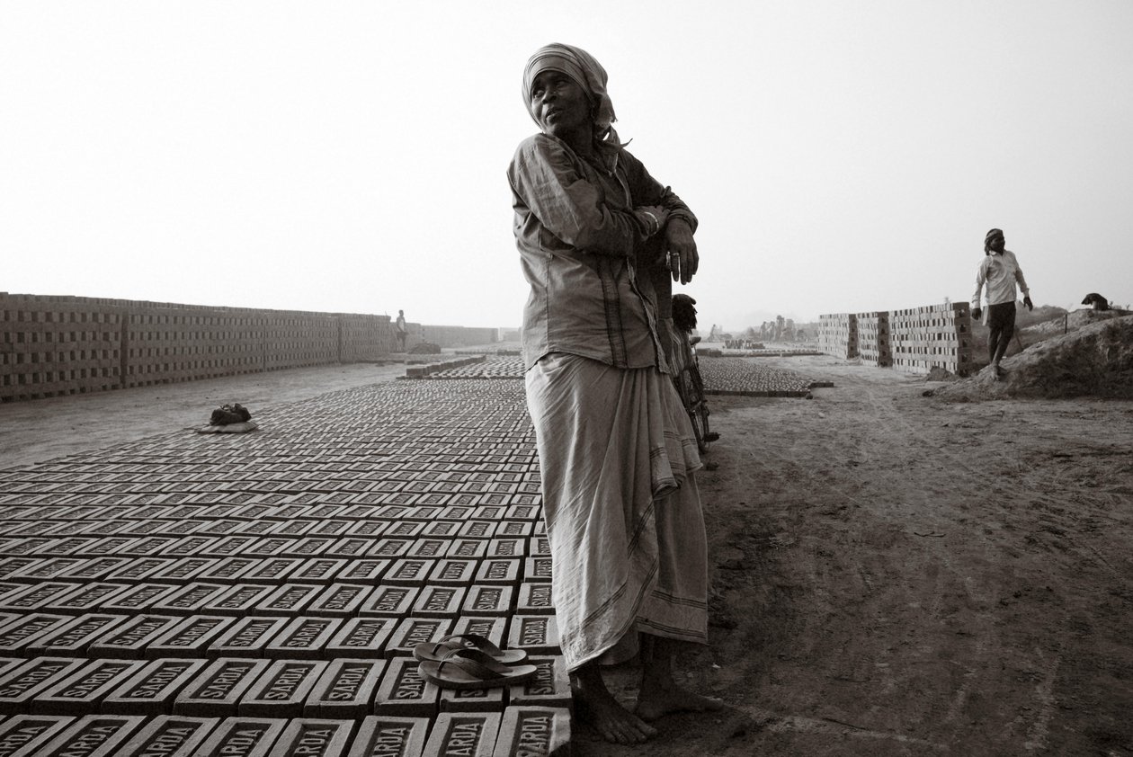 Ziegelfabriken in Kolkata, Indien, 2016 von Jon Nicholson
