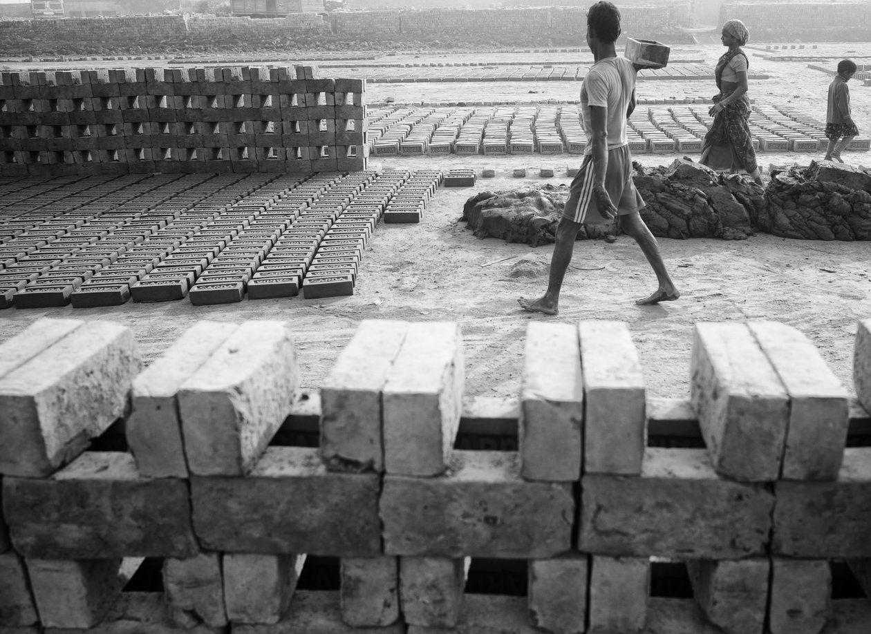 Ziegelfabriken in Kolkata, Indien von Jon Nicholson