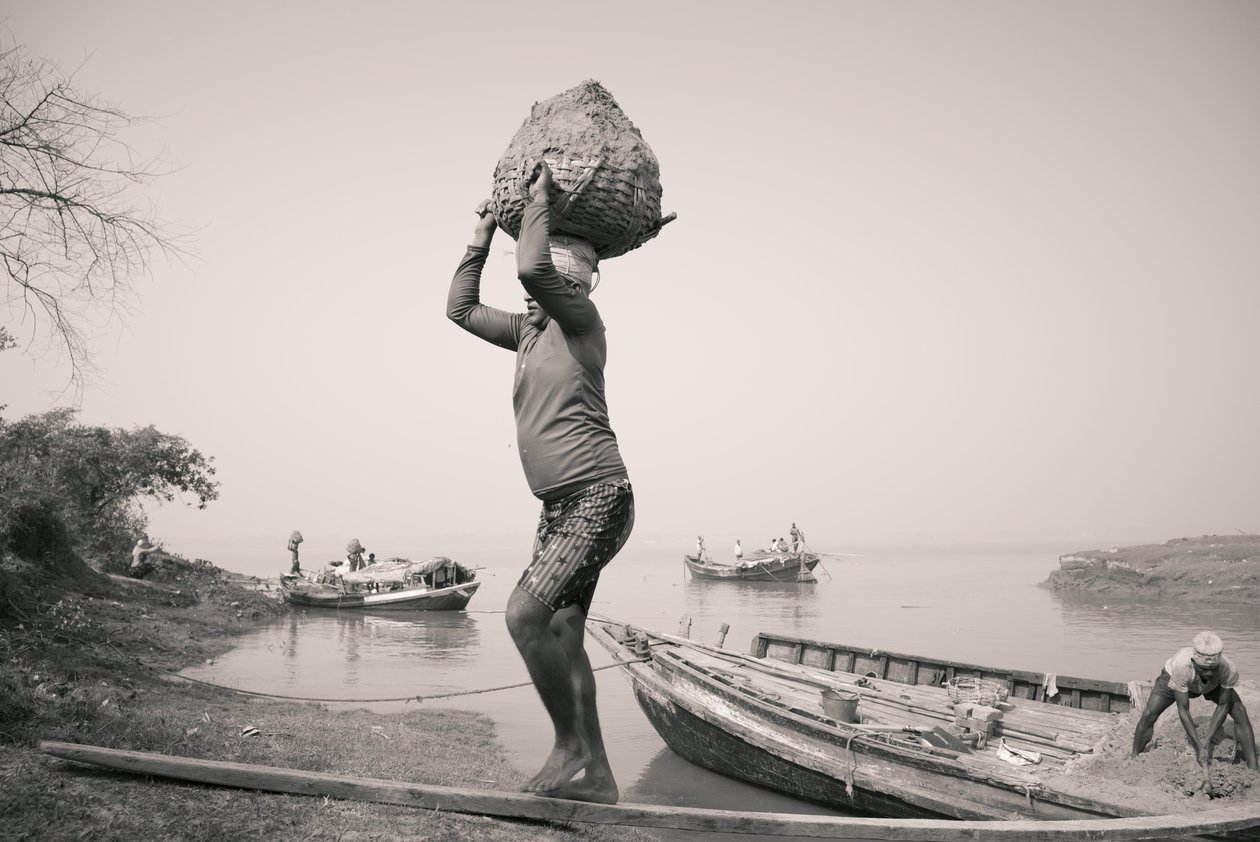 Ziegelfabriken in Kolkata, Indien, 2017 von Jon Nicholson