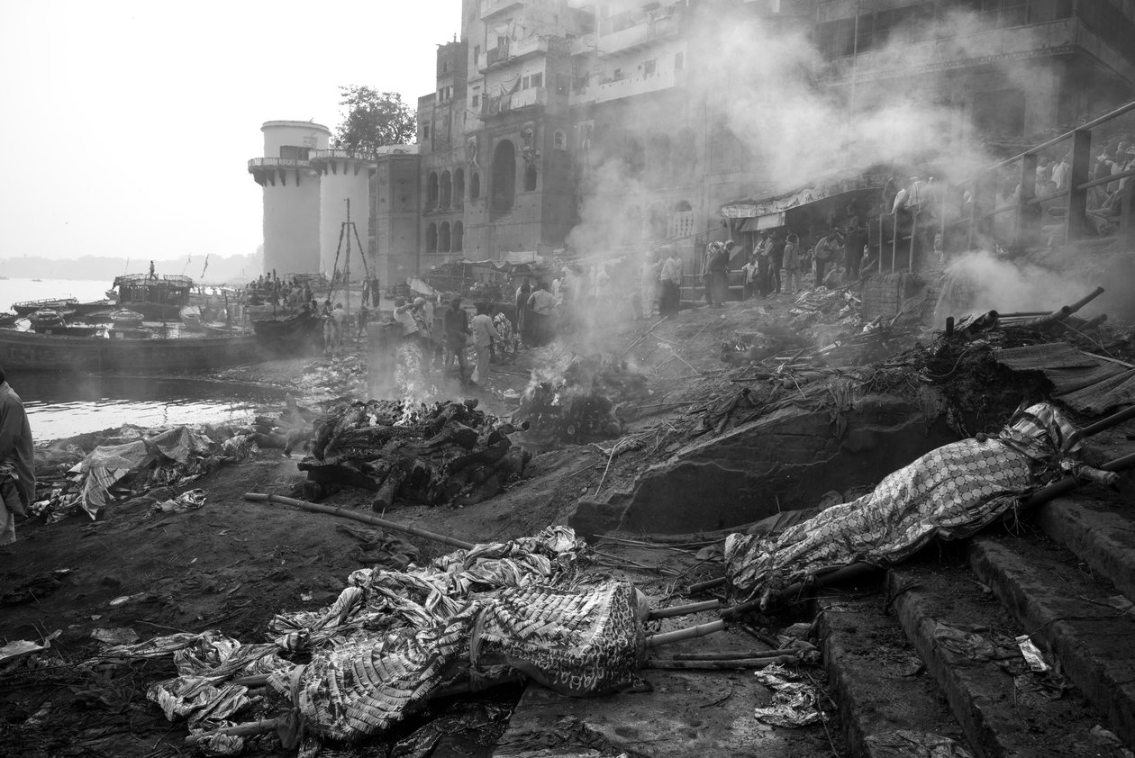Manikarnika Ghat, Varanasi, 2016 von Jon Nicholson