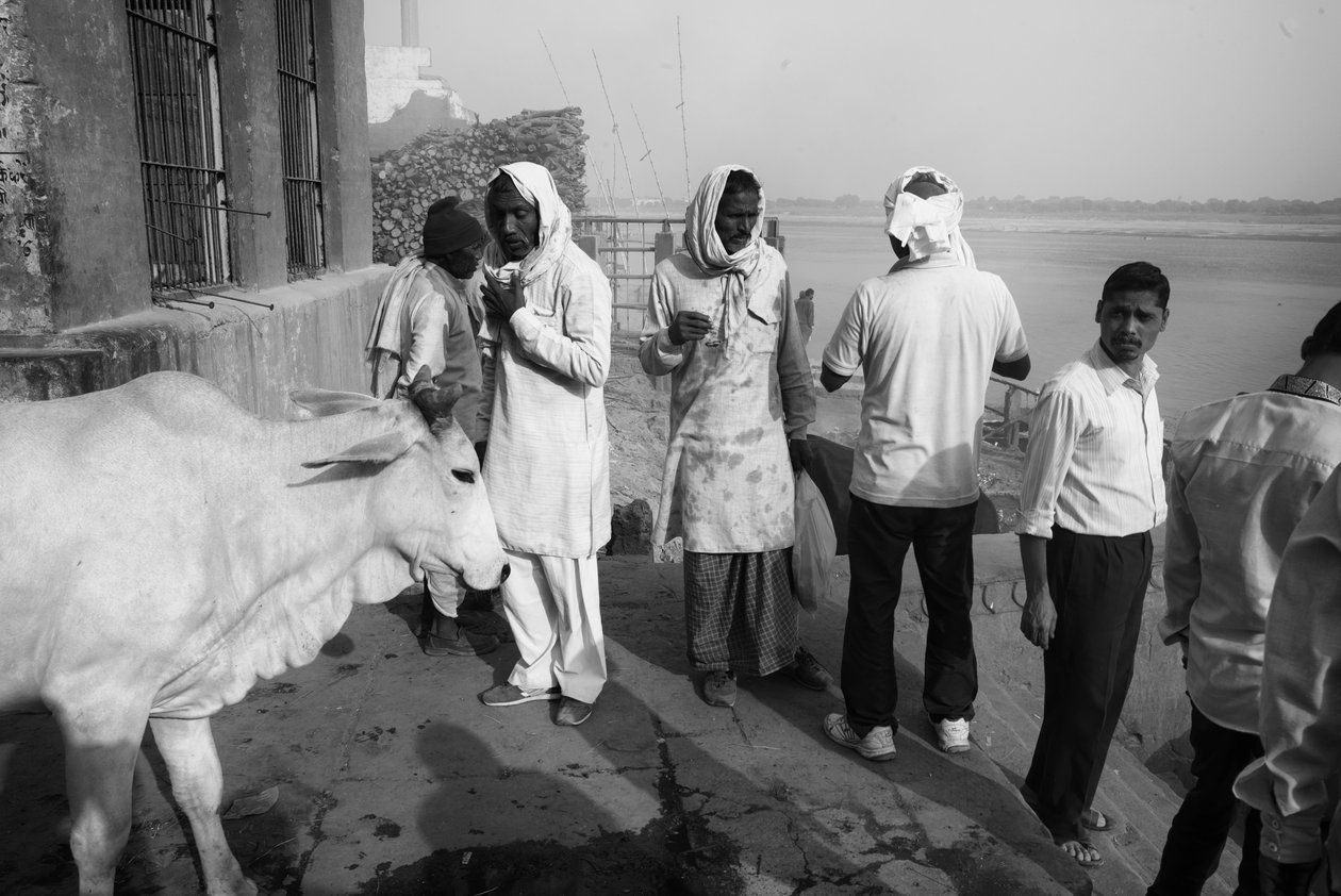 Manikarnika Ghat, Varanasi, 2016 von Jon Nicholson