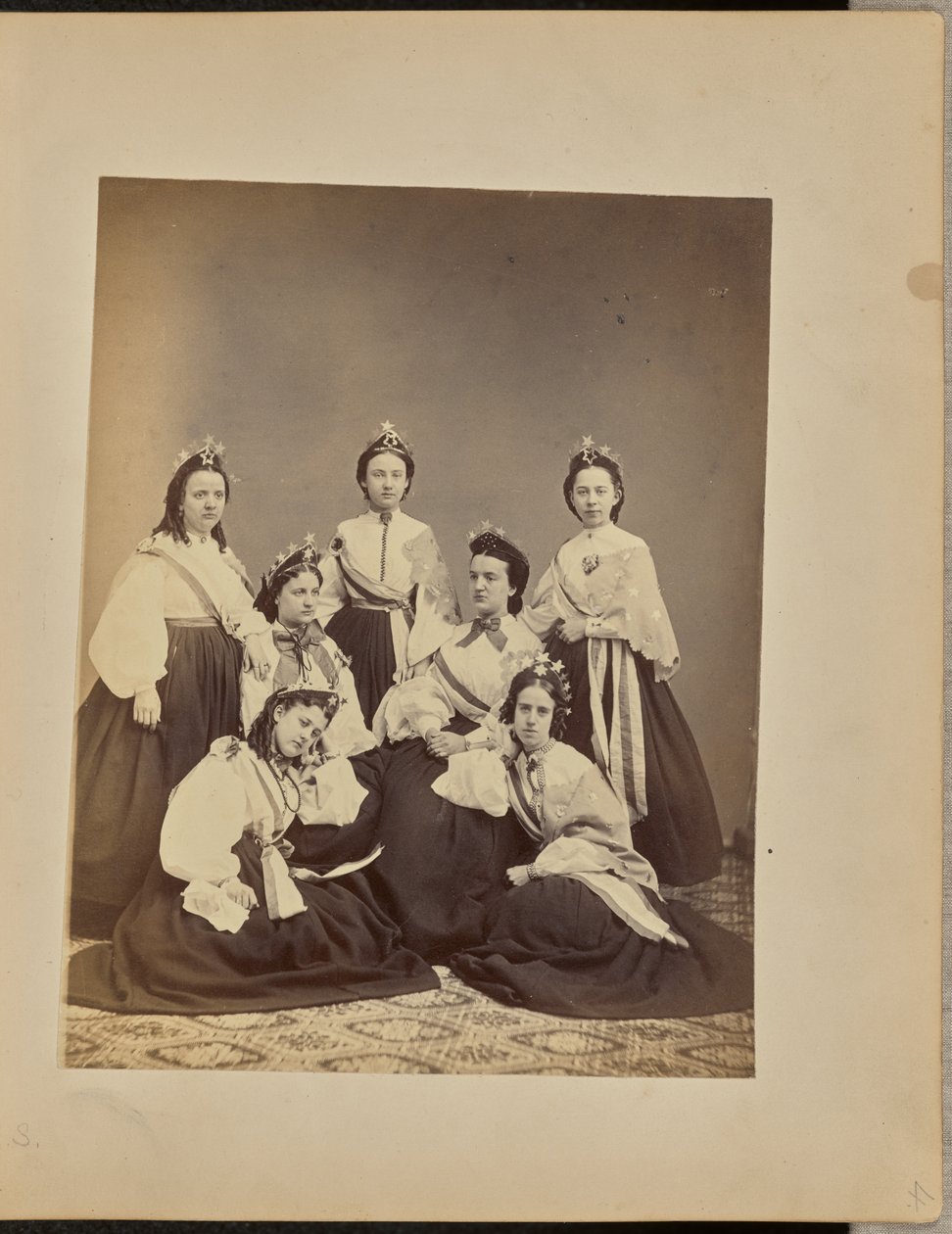 Gruppenporträt von Frauen mit Kronen und Schärpen von Jordan H. Abbott