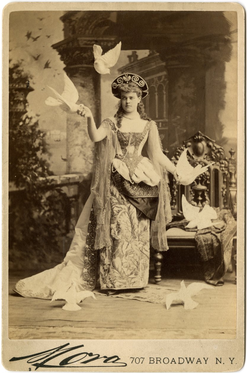 Alva Vanderbilt im Kostüm für ihren Ball 1883 (Sepia-Druck) von José Maria Mora