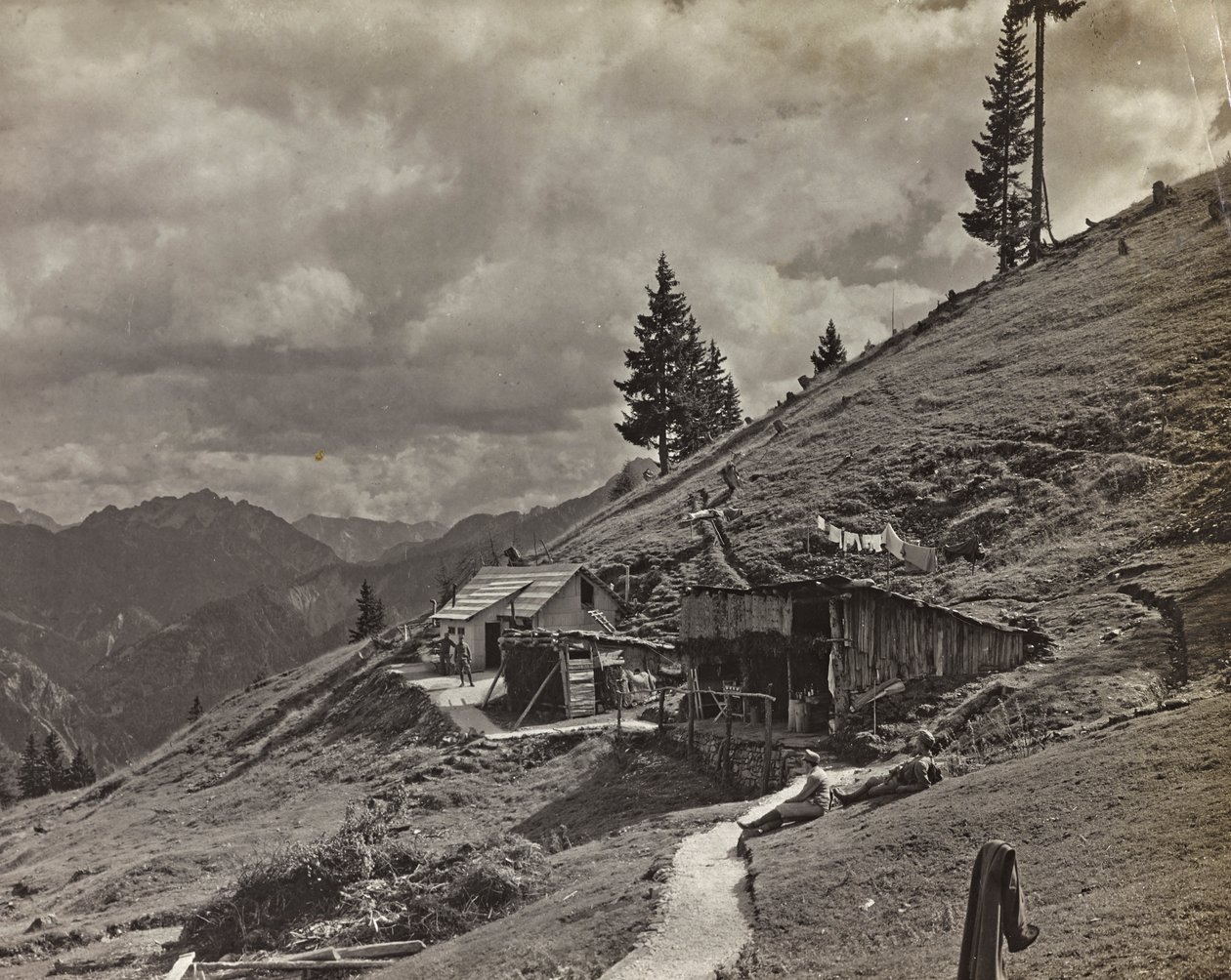 Album "Meine Weltkriegs-Erinnerungen Südwestfront (Kärnten, Italien, Südtirol) 31/03/1915-12/11/1918 - Josef Zohles Wien": Militärbaracken in den Alpen (s/w Foto) von Josef Zohles