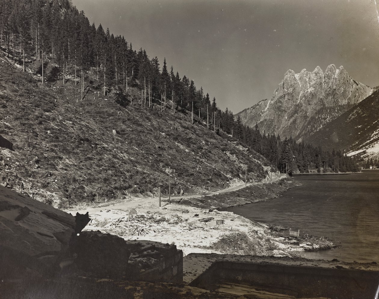 Album "Meine Weltkriegs-Erinnerungen Südwestfront (Kärnten, Italien, Südtirol) 31/03/1915-12/11/1918 - Josef Zohles Wien": Berglandschaft (s/w Foto) von Josef Zohles