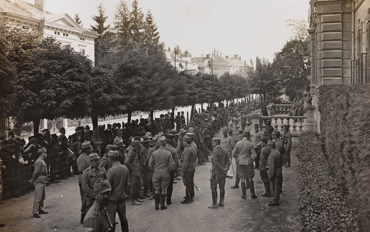 Album "Meine Weltkriegs-Erinnerungen Südwestfront (Kärnten, Italien, Südtirol) 31/03/1915-12/11/1918 - Josef Zohles Wien": Soldaten mit vielen Gefangenen (s/w Foto) von Josef Zohles