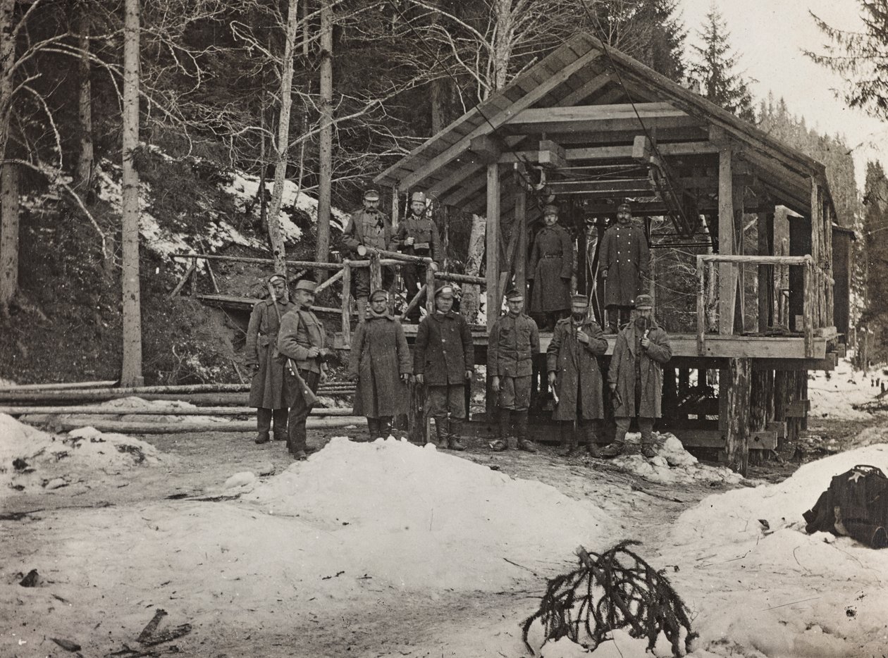 Album "Meine Weltkriegs-Erinnerungen Südwestfront (Kärnten, Italien, Südtirol) 31.03.1915-12.11.1918 - Josef Zohles Wien": Soldaten vor einem Kabel (s/w Foto) von Josef Zohles