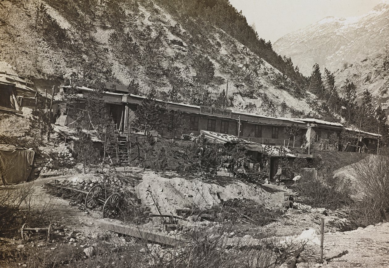 Album "Meine Weltkriegs-Erinnerungen Südwestfront (Kärnten, Italien, Südtirol) 31.03.1915-12.11.1918 - Josef Zohles Wien": Militärbaracken (s/w Foto) von Josef Zohles