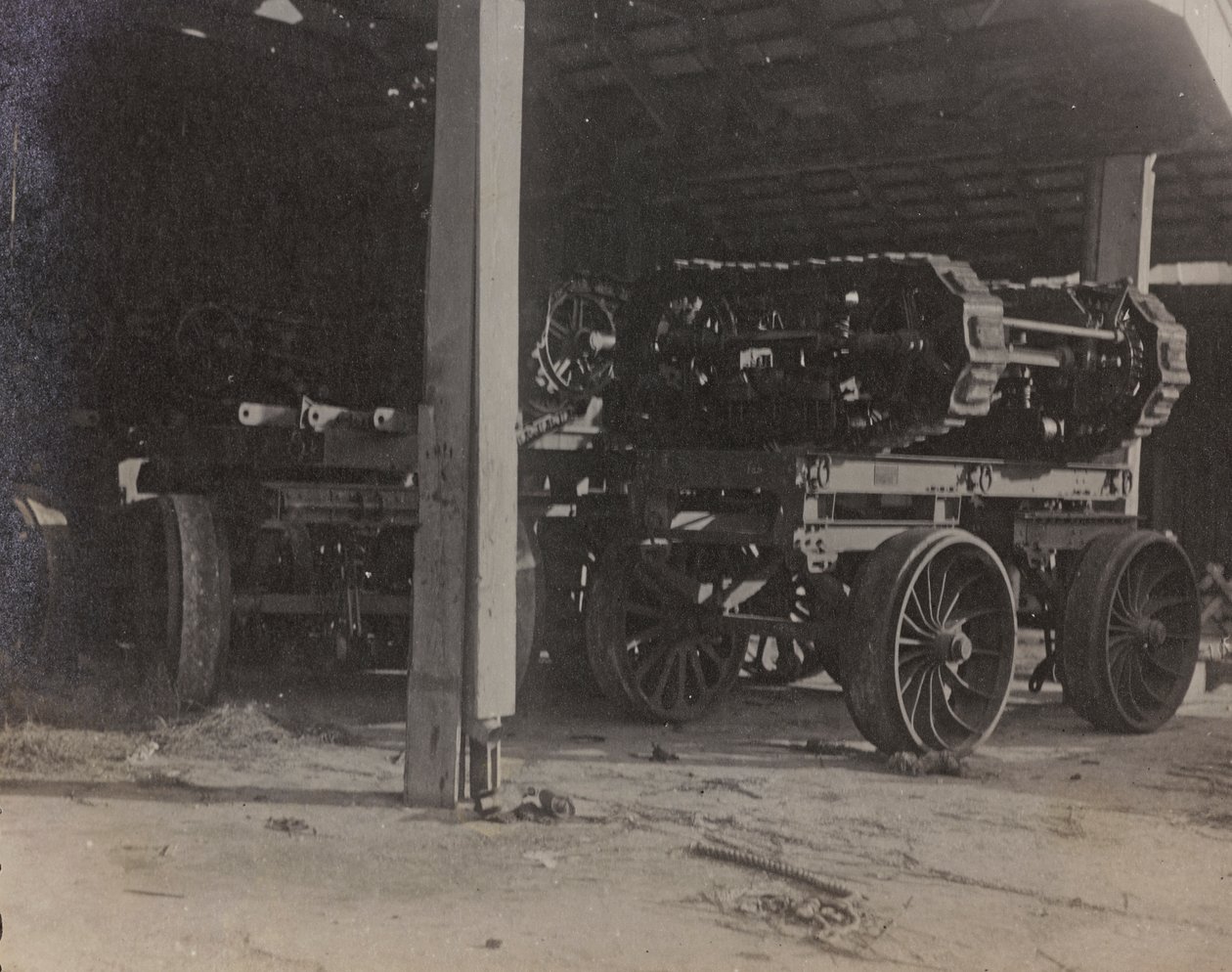 Album "Meine Weltkriegs-Erinnerungen Südwestfront (Kärnten, Italien, Südtirol) 31.03.1915-12.11.1918 - Josef Zohles Wien": Garage in Tolmezzo (s/w Foto) von Josef Zohles