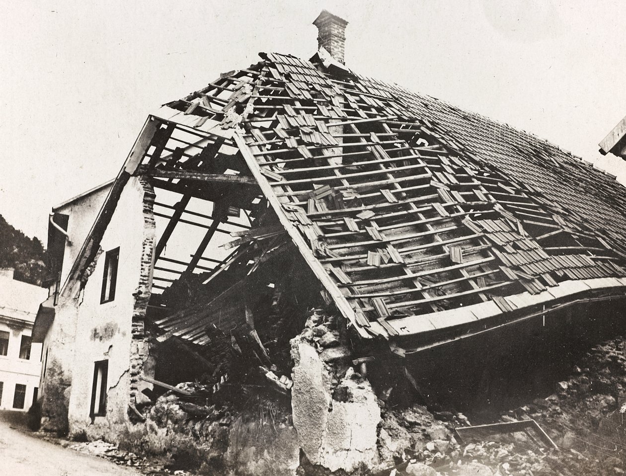 Album "Meine Weltkriegs-Erinnerungen Südwestfront (Kärnten, Italien, Südtirol) 31.03.1915-12.11.1918 - Josef Zohles Wien": Trümmer eines Hauses in Ugoviz (s/w Foto) von Josef Zohles