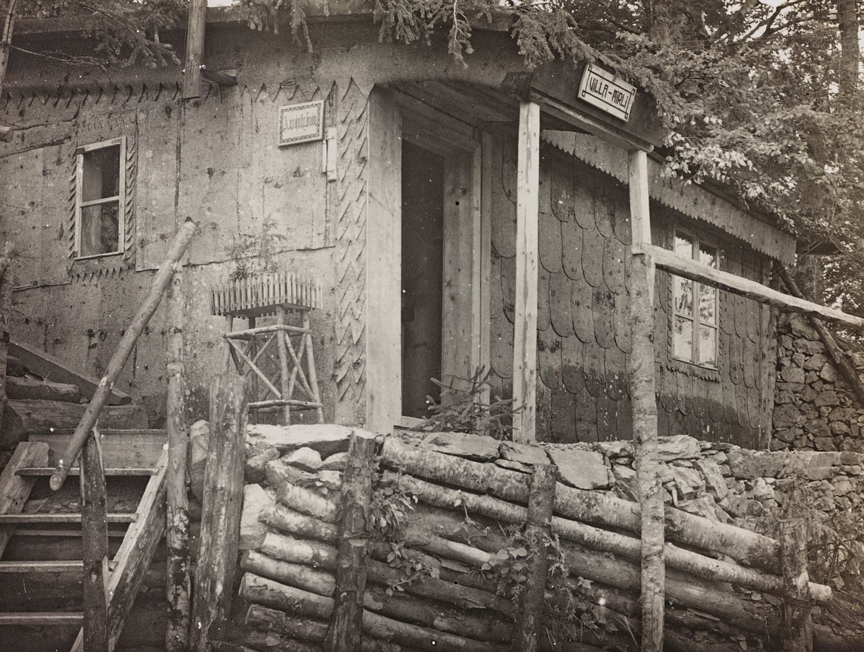 Album "Meine Weltkriegs-Erinnerungen Südwestfront (Kärnten, Italien, Südtirol) 31.03.1915-12.11.1918 - Josef Zohles Wien": Kommandogebäude (s/w Foto) von Josef Zohles