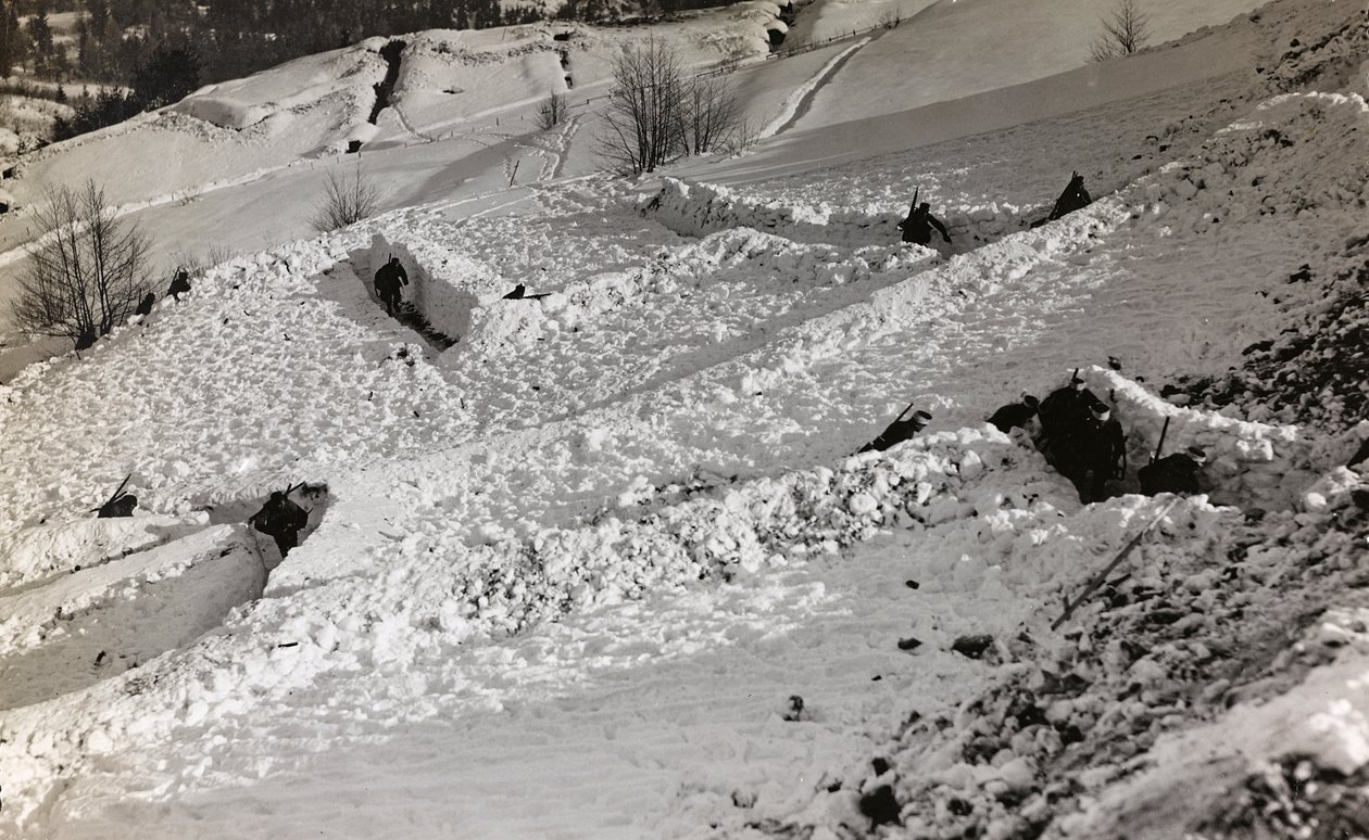 Album "Meine Weltkriegs-Erinnerungen Südwestfront (Kärnten, Italien, Südtirol) 31.03.1915-12.11.1918 - Josef Zohles Wien": Schützengräben im Schnee (s/w Foto) von Josef Zohles
