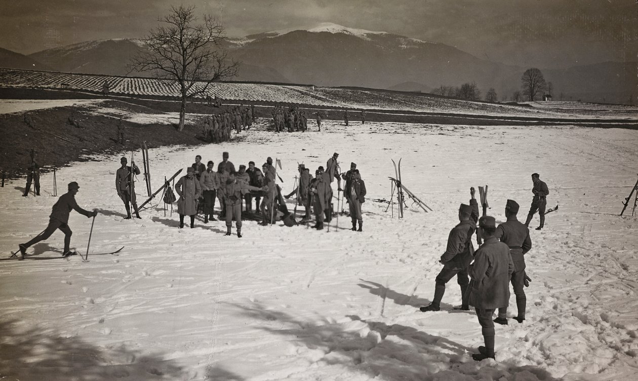 Album "Meine Weltkriegs-Erinnerungen Südwestfront (Kärnten, Italien, Südtirol) 31.03.1915-12.11.1918 - Josef Zohles Wien": Soldaten auf Skiern (s/w Foto) von Josef Zohles