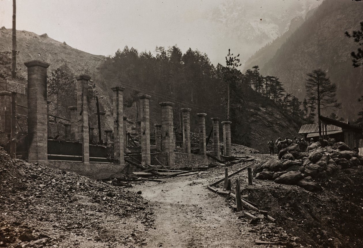 Album "Meine Weltkriegs-Erinnerungen Südwestfront (Kärnten, Italien, Südtirol) 31.03.1915-12.11.1918 - Josef Zohles Wien": Trümmer (s/w Foto) von Josef Zohles