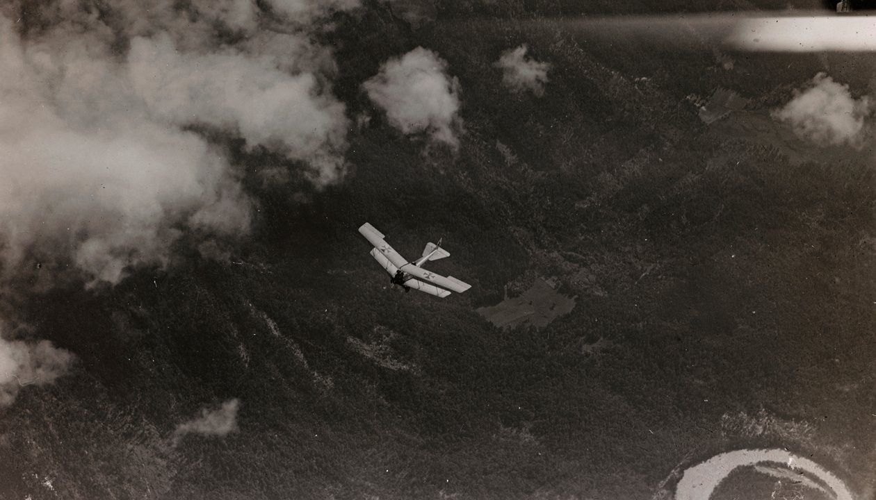 Album "Meine weltkriegs - Erinnerungen Südwestfront (Kärnten, Italien, Südtirol) 31/03/1915-12/11/1918 - Josef Zohles Wien": ein österreichisches Flugzeug fliegt über von Josef Zohles