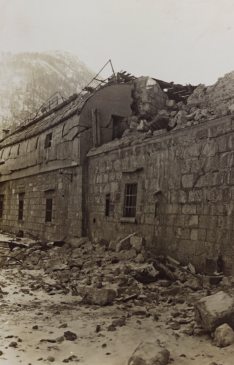 Album "Meine Weltkriegs-Erinnerungen Südwestfront (Kärnten, Italien, Südtirol) 31/03/1915-12/11/1918 - Josef Zohles Wien": Trümmer einer Fabrik von Josef Zohles