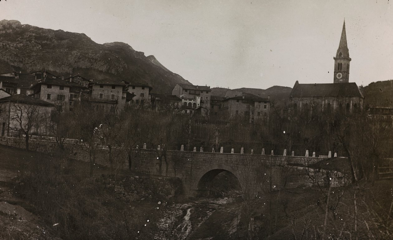 Album "Meine Weltkriegs-Erinnerungen Südwestfront (Kärnten, Italien, Südtirol) 31/03/1915-12/11/1918 - Josef Zohles Wien": Blick auf ein Dorf in Carnia von Josef Zohles