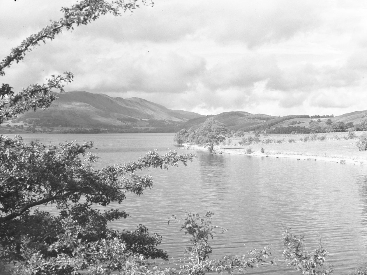 Blick über Crummock Water mit Hügeln im Hintergrund von Joseph Hardman